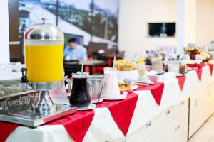 a buffet line with a pitcher of beer on a table at Polo Hotel in São José dos Campos