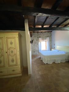 um quarto com uma cama grande e uma janela em Relais Il Monaco em Artena