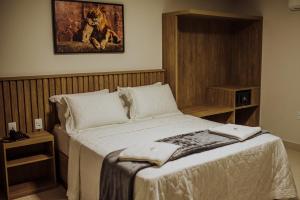 MANANCIAL HOTEL E EVENTOS tesisinde bir odada yatak veya yataklar