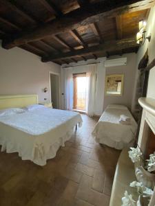 een slaapkamer met 2 bedden en een raam bij Relais Il Monaco in Artena
