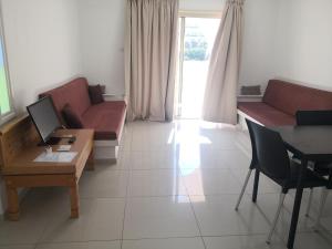 TV a/nebo společenská místnost v ubytování Seashell Apartments
