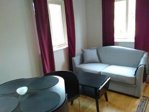 een woonkamer met een bank en een tafel bij Attefallshus byggt 2019 in Helsingborg