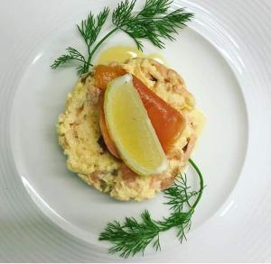 een bord voedsel met een stuk voedsel met een stuk appel bij Strathallan B&B in Inverness