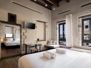 - une chambre avec un lit et 2 serviettes dans l'établissement Nonnalena Boutique Hotel, à La Canée