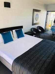 Säng eller sängar i ett rum på Blue Haven Motel
