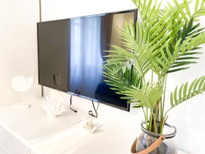 A television and/or entertainment centre at Downtown Deak-Ferris Wheel Luxury Home