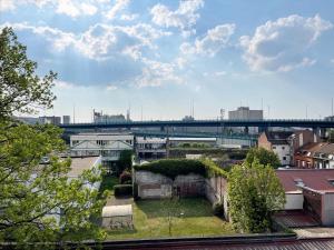 里爾的住宿－The ROOF - LILLE GRAND PALAIS，城市的背景是一座桥