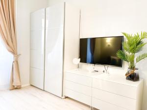A television and/or entertainment centre at Downtown Deak-Ferris Wheel Luxury Home
