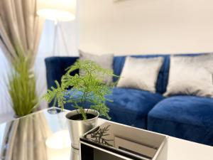 A seating area at Downtown Deak-Ferris Wheel Luxury Home