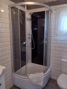 Koupelna v ubytování Domki LA MER z własnymi ogródkami- Balia z jacuzzi ,sauna ,rowery, klimatyzacja