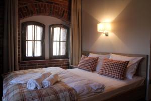sypialnia z łóżkiem z ręcznikami w obiekcie Noclegi Złota Podkowa w mieście Olszowa