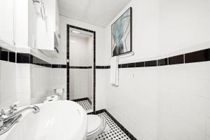 A bathroom at Cozy Up in 5BR Apt Near Charming Oak Square