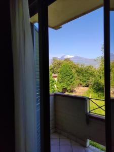 d'une fenêtre donnant sur un balcon avec vue. dans l'établissement Oasi Park Hotel, à Mascali