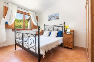 1 dormitorio con cama negra y ventana en Stella Maris - Abba Urci, en Tertenìa