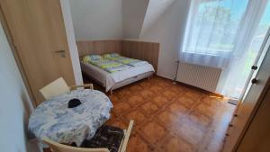 een kleine kamer met een bed en een tafel bij Apartment Zamardi 9 in Zamárdi