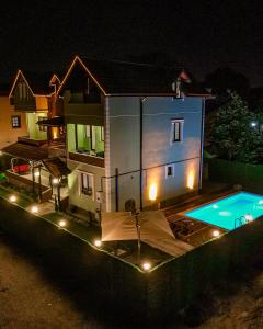 Bazén v ubytování Villa Five Star nebo v jeho okolí