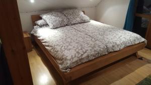 Cama pequeña en habitación pequeña de 1 m2 en Ferienwohnung Elena, en Poppenhausen