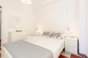 - une chambre blanche avec un lit et 2 tables de chevet dans l'établissement Apartamento San Juan Vintage, à Malaga