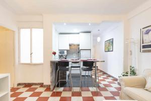 - une cuisine avec une table et des chaises dans la chambre dans l'établissement Apartamento San Juan Vintage, à Malaga