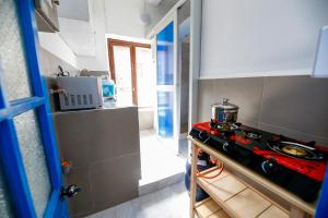 a kitchen with a stove and a red stove top oven at PARDOS HOUSE INN in Cusco