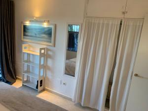 - une chambre avec un lit, un miroir et une fenêtre dans l'établissement NEW Tranquilo apartamento a un paso de la playa y del centro, à Torremolinos