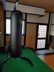 un gimnasio con un saco de boxeo colgando del techo en Bibi Vacation Rental Only 2 groups per day Vacation STAY 1284 en Sakai