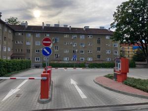 een straatbord voor een groot gebouw bij Apartman RÁZUSA CENTRUM in Banská Bystrica