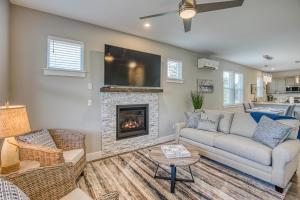 un soggiorno con divano e camino di Coral Beach Cottage a Ocean Shores