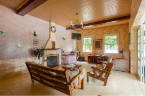 a living room with a table and a fireplace at Hotel Boutique Pé Da Tartaruga in Teresópolis