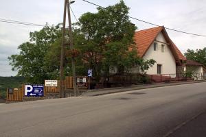 uma casa ao lado de uma rua ao lado de uma estrada em Tó apartman em Tihany