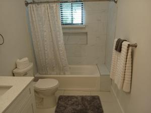 Un baño de Luxury 2 Bedroom Rooftop pool View unit #3