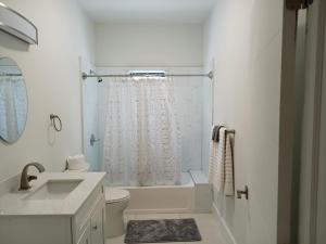 Un baño de Luxury 2 Bedroom Rooftop pool View unit #3