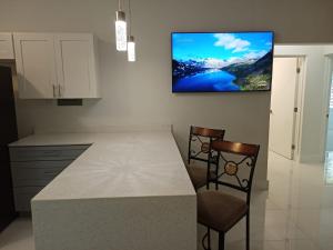 En tv och/eller ett underhållningssystem på Luxury 2 Bedroom Rooftop pool View unit #3