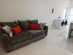 Un lugar para sentarse en Luxury 2 Bedroom Rooftop pool View unit #3