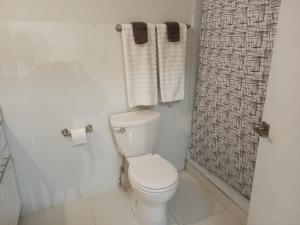 Un baño de Luxury 2 Bedroom Rooftop pool View unit #3