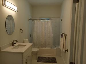 Un baño de Luxury 2 Bedroom Rooftop pool View unit #3