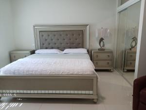 Una cama o camas en una habitación de Luxury 2 Bedroom Rooftop pool View unit #3