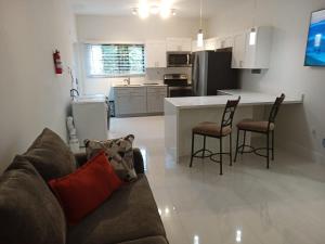 Una cocina o cocineta en Luxury 2 Bedroom Rooftop pool View unit #3