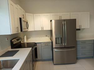 Una cocina o cocineta en Luxury 2 Bedroom Rooftop pool View unit #3