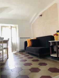 uma sala de estar com um sofá e uma mesa em Casa di Aristide em Erba