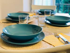 un tavolo con piatti, ciotole e bicchieri di Casa di Aristide a Erba