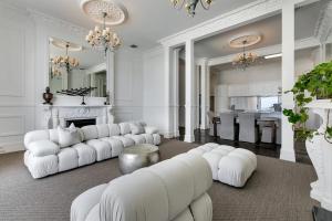 een woonkamer met witte meubels en een open haard bij QV Luxury Elegant 2 Bedroom with Wifi & Parking -1035 in Auckland