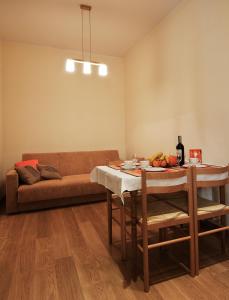 a living room with a table and a couch at Luksusowy Apartament III in Sopot