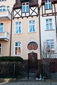 a house with a wooden door in front of it at Luksusowy Apartament III in Sopot