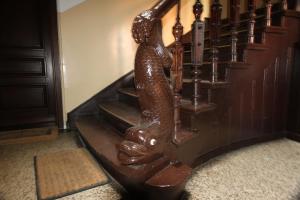 a wooden staircase with a statue of a person on it at Luksusowy Apartament III in Sopot