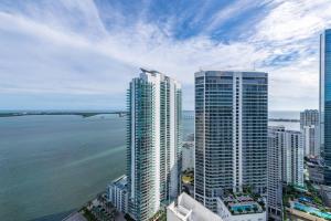un grupo de edificios altos junto al agua en 4BR Penthouse with Oceanview at Brickell, Free Parking, en Miami