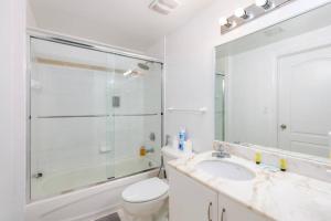 Un baño con ducha, lavabo e inodoro. en 4BR Penthouse with Oceanview at Brickell, Free Parking, en Miami 19 fotos más
