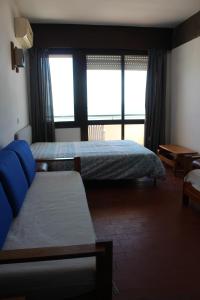 1 dormitorio con cama y ventana grande en Monte Gordo Beach Sky Flat en Monte Gordo