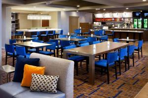 A restaurant or other place to eat at Sonesta Select Las Vegas Summerlin
