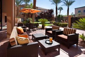 Sonesta Select Las Vegas Summerlin tesisinde bir oturma alanı